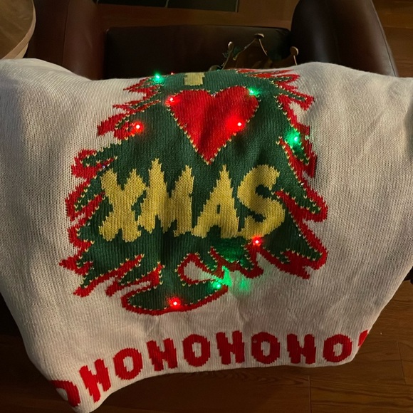Men’s 3x Grinch Sweater and Vinyl Crown with lights worn once for < 15 mins 4pic - Picture 8 of 10